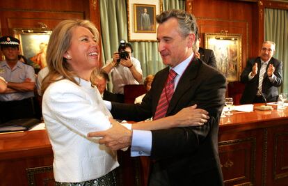 María Ángeles Muñoz (PP) se proclamó alcaldesa de Marbella (Málaga) después de ganar las elecciones del 27 de marzo 2007. Pero tras los resultados obtenidos el domingo, puede producirse un cambio político en el Ayuntamiento marbellí. Muñoz se ha quedado a un escaño de obtener su tercera mayoría absoluta. Si pactan el resto de grupos que han obtenido representación en el Ayuntamiento (PSOE, Opción Sampedreña, Costa del Sol Sí Puede e Izquierda Unida), Muñoz podría perder su bastón de mando tras ocho años al frente de la ciudad.