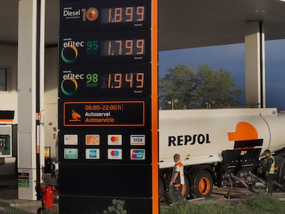 Un camión de Repsol llena los depositos de un gasolinera en Terrasa.