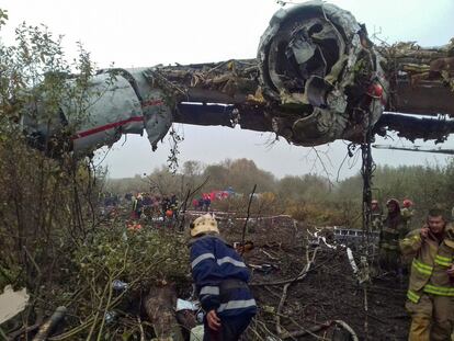 Personal de emergencias trabajan junto al avión siniestrado en la región de Lviv (Ucrania), este viernes. 