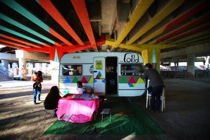 La caravana sonora de la C.O.S.A. bajo el puente de acceso al barrio de San Crist&oacute;bal de los &Aacute;ngeles, en la Avenida de Andaluc&iacute;a, conocido como el Puente de los Colores. 