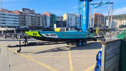 La lancha de competición que arrolló al bañista, en el puerto de Sanxenxo.