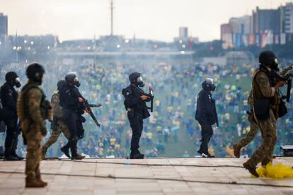 Hasta las 21.00 de este domingo, el Hospital de Brasilia había recibido 46 heridos en el intento de asalto al Congreso y el Palacio de Planalto. De este total, 40 tenían heridas menores y seis estaban graves. Dos personas necesitaron ser operadas de inmediato.