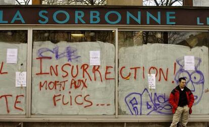 Un graffiti dice <i>Insurreción. Muerte a los policías</i> en el escaparata de la librería La Sorbona. Varios centros universitarios están ocupados por estudiantes que, junto con diversos sindicatos, votaron la intensificación de la presión contra la nueva ley que regulará los primeros contratos laborales.