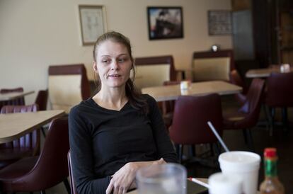 Ashley Chandler, de 33 años, posa para la foto en el restaurante donde trabaja como camarera, en Lula (Georgia). "Todos ellos hacen promesas para ser elegidos", dijo Chandler, explicando que sus expectativas sobre el presidente electo Donald Trump no son muchas: "Tal vez él puede aminorar la lucha" para la gente como ella.