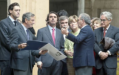 Aznar recibe explicaciones de Rafael Moneo, a su derecha, y Eduardo Serra; detrás, Miguel Zugaza, Pilar del Castillo y Joaquín Puig de la Bellacasa.