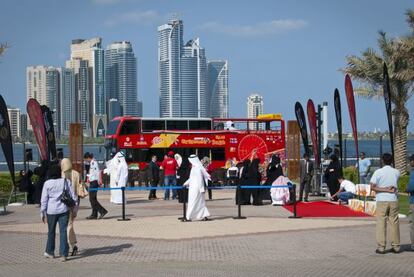 Un autobus de City Sigtsseeing Worldwide en la ciudad de Sharjah (EAU)