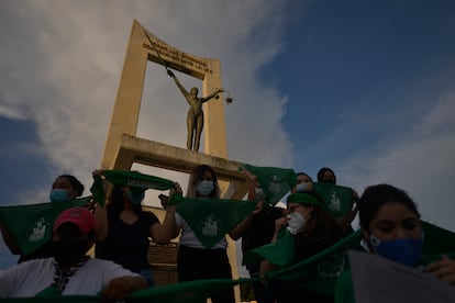 Mujeres a favor de la despenalización del aborto levantan pañuelos verdes durante una manifestación en la capital salvadoreña, en 2020. 