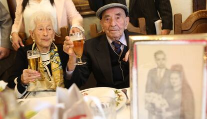 El matrimonio de Ezequiela, de 100 años, y Frutos, de 105.