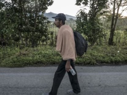 Dos familias hondureñas relatan desde el origen y en la caravana que camina hacia EEUU los motivos de su huida y la crisis migratoria que golpea a Centroamérica y a México