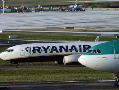 Un avi&oacute;n de Aer Lingus y uno de Ryanair en el aeropuerto de Dubl&iacute;n