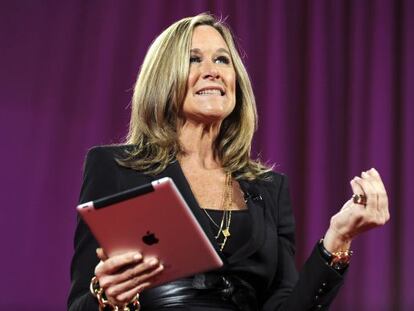 Angela Ahrendts, quando era diretora da Burberry em 2011, com um iPad.