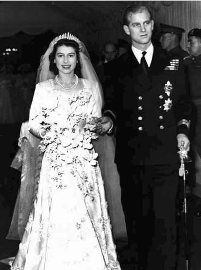 El 20 de noviembre de 1947, una jovencísima princesa Isabel contraía matrimonio con Felipe de Mountbatten. Isabel se convertiría en reina en 1952, a la muerte de su padre, Jorge VI. Ya han superado holgadamente su primer medio siglo de casados, tienen cuatro hijos y siete nietos. Este viernes 29 de abril verá como su nieto Guillermo, el heredero de su heredero, el príncipe Carlos, contrae matrimonio con Catalina Middleton, una joven plebeya de 29 años. (TEXTOS: T. KOCH/M. PORCEL)