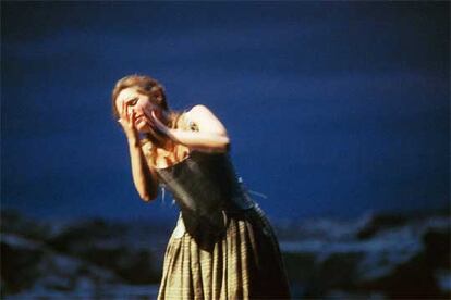 María Bayo, en una representación de 'Manon', en el Teatro Real de Madrid, en octubre de 2000.