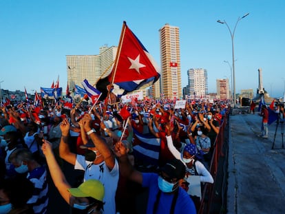 Miles de personas asisten a un acto de apoyo a la revolución cubana, en La Habana.