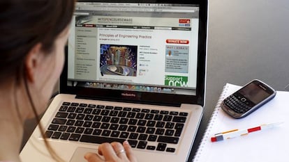 Una usuaria investiga los cursos digitales del MIT (Massachusetts Institute of Technology) desde un ordenador portátil.
