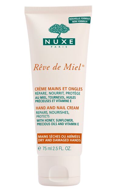 De la gama Rêve de Miel de Nuxe destacamos la crema de manos, creada para las pieles más secas y deshidratadas. Se absorbe rápidamente sin restos grasos, y también fortalece y nutre las uñas y cutículas. La puedes utilizar tantas veces como te apetezca. Cuesta 8,40 euros.