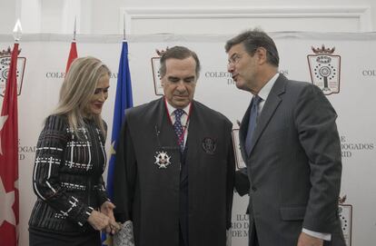 Cristina Cifuentes, José María Alonso y Rafael Catalá, en la toma de posesión del nuevo decano