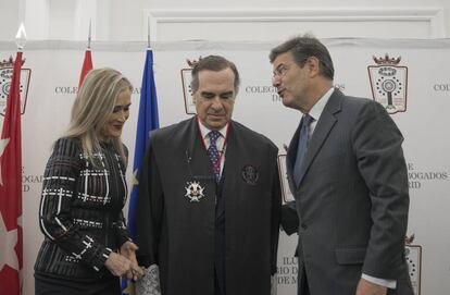 Cristina Cifuentes, Jos&eacute; Mar&iacute;a Alonso y Rafael Catal&aacute;, en la toma de posesi&oacute;n del nuevo decano