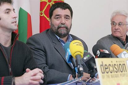 El ex eurodiputado de Batasuna Koldo Gorostiaga (a la derecha), junto a Joseba Álvarez (centro) y el portavoz de la formación <i>abertzale</i> en Francia, Xabi Larralde, durante la conferencia de prensa ofrecida en Estrasburgo.
