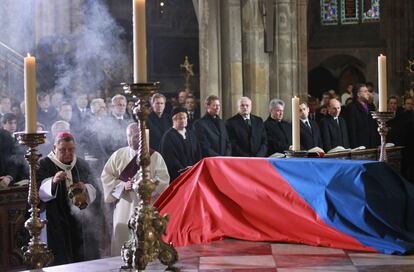 En la primera fila de la Catedral de San Vito, frente al féretro con los restos mortales de Vaclav Havel, se encuentran (de izquierda a derecha) el presidente de Alemania, Christian Wulff, la presidenta de Finlandia, Tarja Halonen, el Gran Duque Enrique de Luxemburgo, el presidente de Eslovaquia, Ivan Gasparovic, el presidente de Austria, Heinz Fischer, y el presidente de Francia, Nicolas Sarkozy.