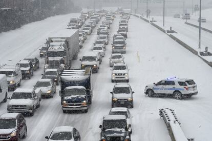 Coches atascados en la zona de Independence Boulevard Hawthorne, en Charlotte (Carolina del Norte)