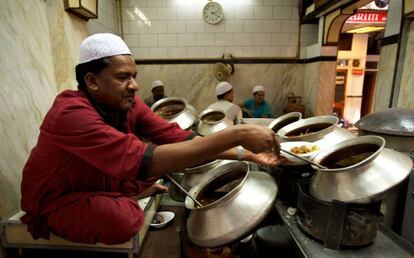 Cocinero del restaurante Karim's, en Old Delhi (India).