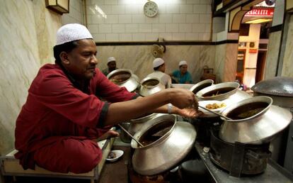 Cocinero del restaurante Karim&#039;s, en Old Delhi (India). 