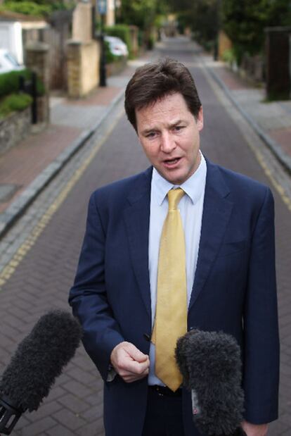 El líder liberal, Nick Clegg, habla con periodistas.