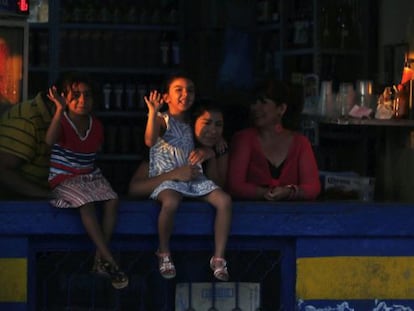 Unas ni&ntilde;as saludas a autodefensas en Apatzing&aacute;n.