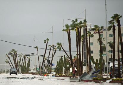 Unos 7.000 residentes del municipio de Los Cabos han sido evacuados. La localidad suma 161.000 habitantes. Las operaciones del aeropuerto del centro turístico han sido suspendidas.