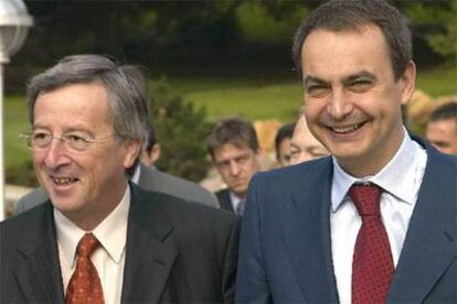 José Luis Rodríguez Zapatero y el primer ministro de Luxemburgo y presidente de turno de la UE, Jean Claude Juncker, momentos antes de su reunión.