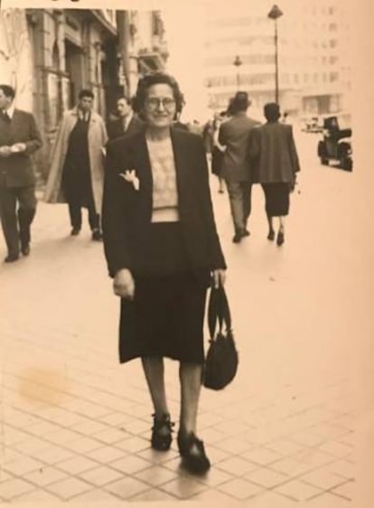 Genoveva Sanz Herrero, en la Gran Vía de Madrid en 1947.