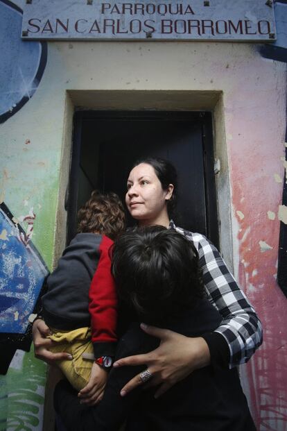 Anielka Bustamante, nicaragüense madre de dos pequeños de 8 y 3 años, había salido a comprar algo de comida y cuando volvió a la sede de Samur Social, donde durmió la noche anterior, le dijeron que debía irse. Un trabajador le indicó la ruta en metro para llegar a la iglesia: “Solo pedimos un poquito de humanidad por parte del gobierno español, que habiliten carpas al menos”.