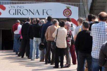 Riada de gente ante las oficinas del club.