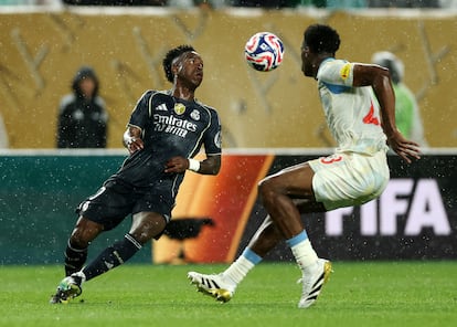 Vinicius Junior (izquierda) ante Kouakou Gadou en el partido del Mundial de Clubes entre Real Madrid y Salzburgo.