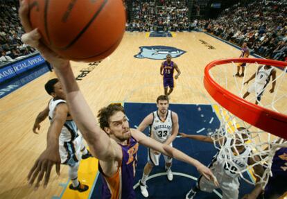 Pau Gasol salta a canasta ante la mirada de Marc.