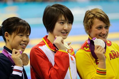 En el podium de Londres junto a la ganadora del oro, la china Jlao Lluyang, y la ganadora de la medalla de bronce, Natsumi Hoshi.
