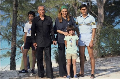 Sha de Irán junto a Farah Pahlavi y sus hijos en Bahamas en 1979,