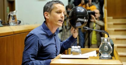 Maeztu hincha un globo de 'Fracking ez' (Fracking no).