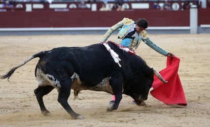Curro Díaz torea al natural al cuarto de la tarde.