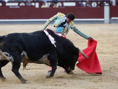 Curro D&iacute;az torea al natural al cuarto de la tarde. 