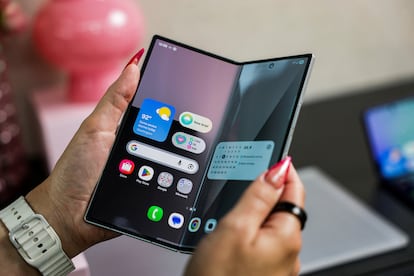Una persona sostiene un teléfono Samsung Galaxy Z Fold 7 durante un evento en Nueva York.