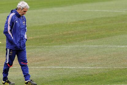 El técnico de Francia, Raymond Domenech, durante el entrenamiento de hoy.