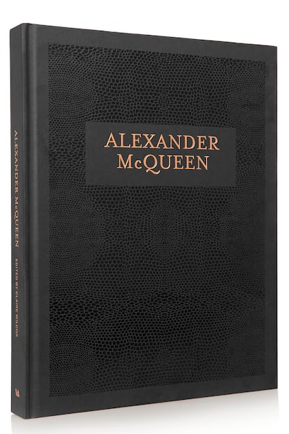 Claire Wilcox: 'Alexander McQueen' (Abrams, 65 euros)

Publicado para acompañar la retrospectiva 'Alexander McQueen: Savage Beauty' del Victoria & Albert Museum de Londres, este estudio se presenta como "la publicación definitiva de Alexander McQueen". Una visión caleidoscópica que explora temas vinculados a la exposición pero también vinculantes al trabajo y las colecciones del diseñador, como la psicología de la moda o el espectáculo de sus shows.