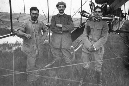Manuel González, a la izquierda, junto a dos de sus compañeros de aventuras aeronáuticas.