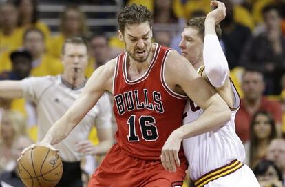 Pau Gasol, defendido por Mozgov.