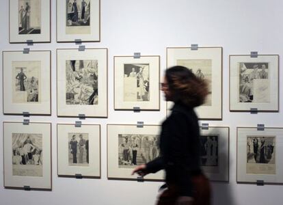 Una persona pasa por delante de algunos de los 300 dibujos que componen la exposición 'La elegancia del dibujo. Crónica de París'.