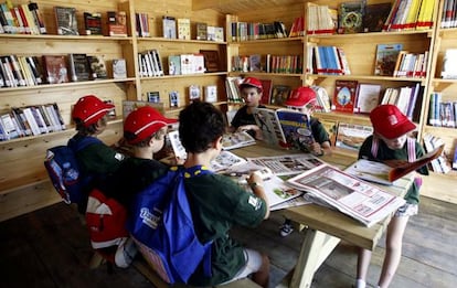 Alumnos de un colegio de Primaria de Castell&oacute;n en la biblioteca escolar del centro. 
