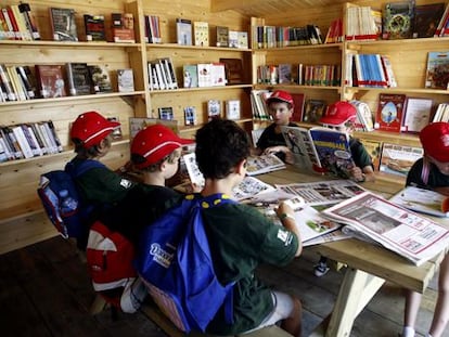 Alumnos de un colegio de Primaria de Castell&oacute;n en la biblioteca escolar del centro. 