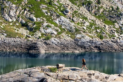 La central de Sallente-Estany Gento, un museo y un teleférico (Lleida). La de Sallente-Estany Gento fue una de las primeras centrales hidroeléctricas construidas en el Pirineo, y una de las más grandes de su entorno, según datos de Femembalses. Aguas abajo del río Flamisell, que sale del embalse del Sallente, asoma el Museo Hidroeléctrico de Capdella, emplazado en el antiguo edificio de oficinas y consultorio médico de la central hidroeléctrica homónima. Lo creó el Ayuntamiento de la Torre de Capdella para impulsar la preservación del patrimonio hidroeléctrico de la Vall Fosca. Desde este espacio se gestionan, además, las rutas interpretadas de las minas de Castell y la ruta Martorell, las visitas en la iglesia de San Vicente de Capdella, los Espacios de Memoria Democrática, el Hospital de Cartón y el teleférico de la Vall Fosca. Este último se puso en marcha para facilitar el transporte del material y maquinaria necesarios para la construcción de Sallente-Estany Gento, y actualmente se usa en verano para llevar visitantes hasta la entrada sur del parque nacional de Aigüestortes i Estany de Sant Maurici.